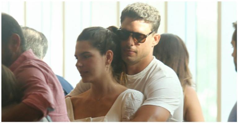 Agarradinhos, Cauã Reymond e Mariana Goldfarb trocam carinho em fila de cinema