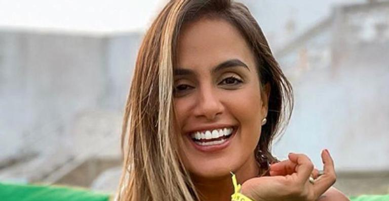 Ex-BBB Carol Peixinho sensualiza em foto de biquíni