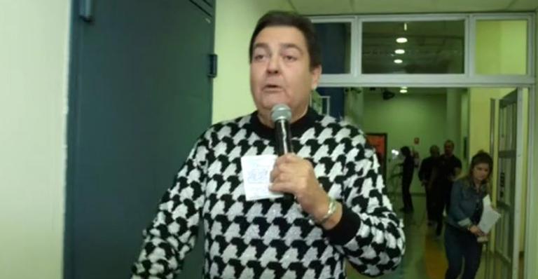 Irritado, Faustão invade os bastidores do ‘Domingão’ e reclama de música: ”Quem é o culpado?”