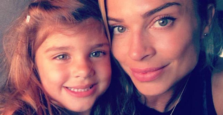 Grazi Massafera compartilha momento íntimo com a filha em dia de folga