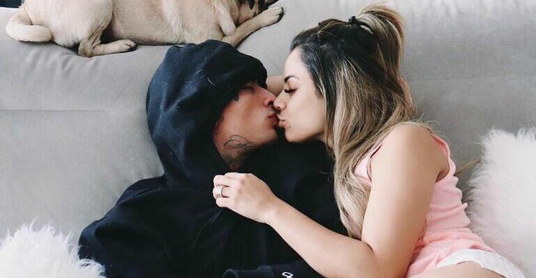 Lexa compartilha momento íntimo com Mc Guimê e deixa mão boba aparecer