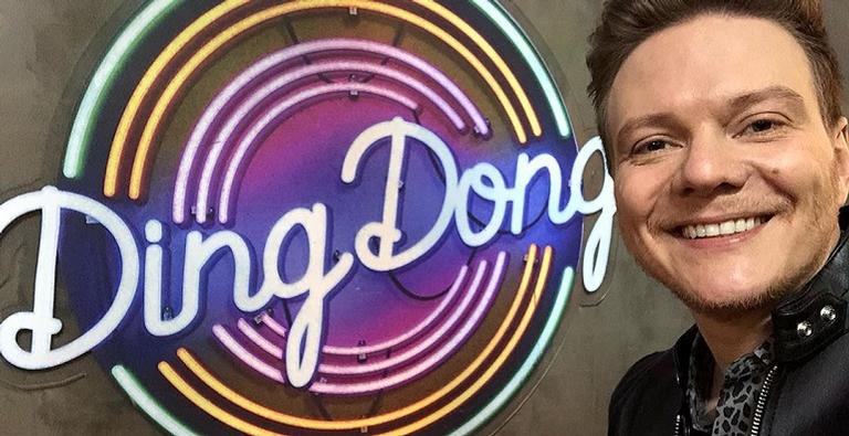 Michel Teló participa do programa do Faustão e conta com a presença dos filhos nos bastidores