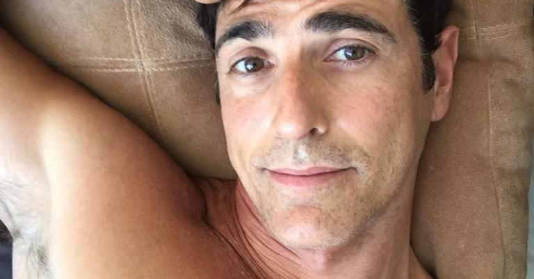 Sem camisa, Reynaldo Gianecchini posa na web e arranca suspiros de seguidores: ”Que homem”