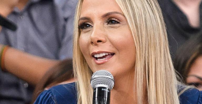 Aos 41 anos, Carla Perez exibe curvas em maiô ousado e fãs comentam: ”Tomou chá de formol”
