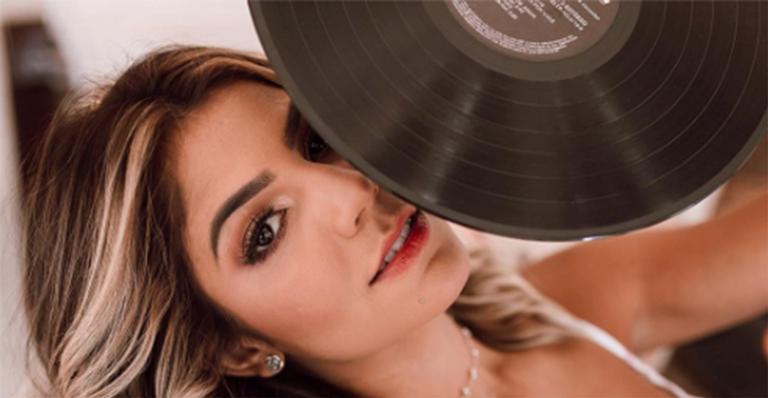 Ex-BBB Hariany eleva a temperatura com decote máximo: ”Mostro tudo sem frescura”