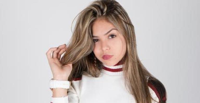Melody surge com look ousado e fãs insinuam namoro com cantor famoso