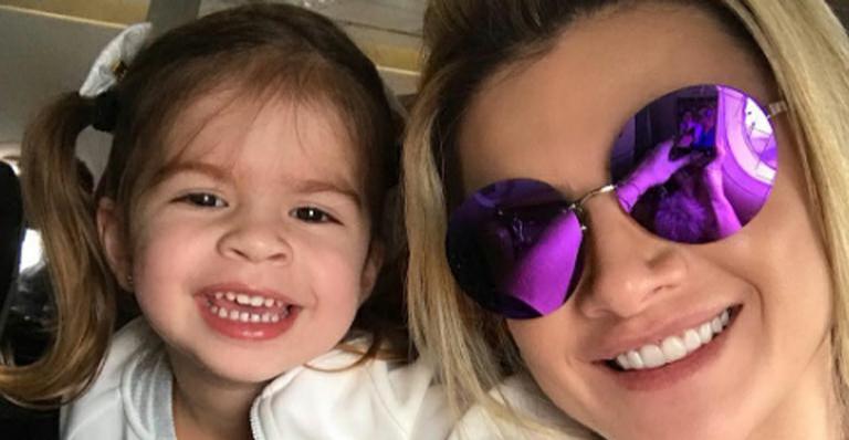 Mirella Santos usa mesmo look que a filha e encanta os fãs: ”Muita beleza em uma foto só”