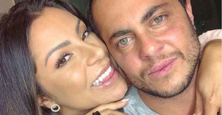 Thammy Miranda posa de sunga e esposa mostra barriga de grávida