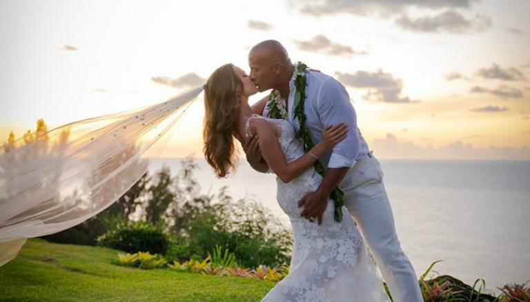 Ator de ‘The Rock’ se casa com Lauren Hashian em cerimônia fechada no Havaí: ”Nós aceitamos”