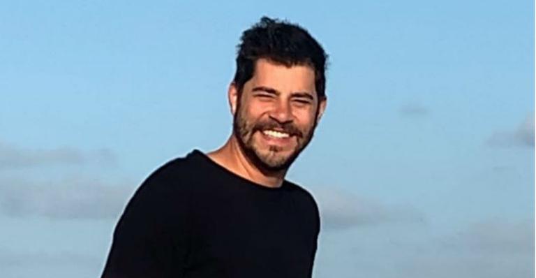 Evaristo Costa compartilha momento de lazer nas redes: ”Tirando onda”