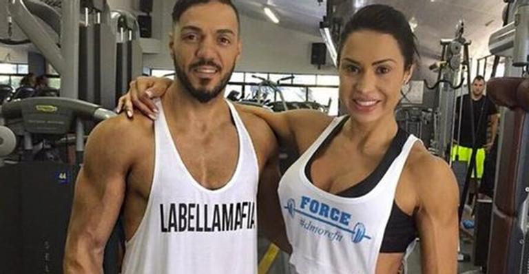 Belo surpreende Gracyanne Barbosa na academia com presente inusitado