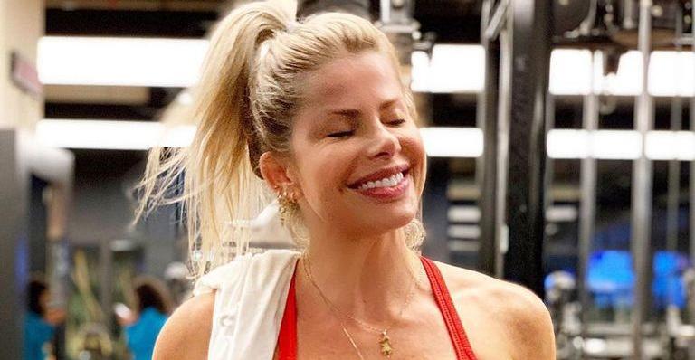 De roupa de academia, Karina Bacchi mostra corpão em treino e impressiona