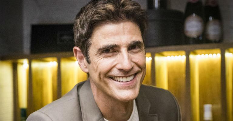 Reynaldo Gianecchini mostra bastidores de cena bombástica com Maria da Paz