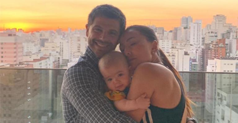 Sabrina Sato posa com Zoe e look espalhafatoso rouba a cena
