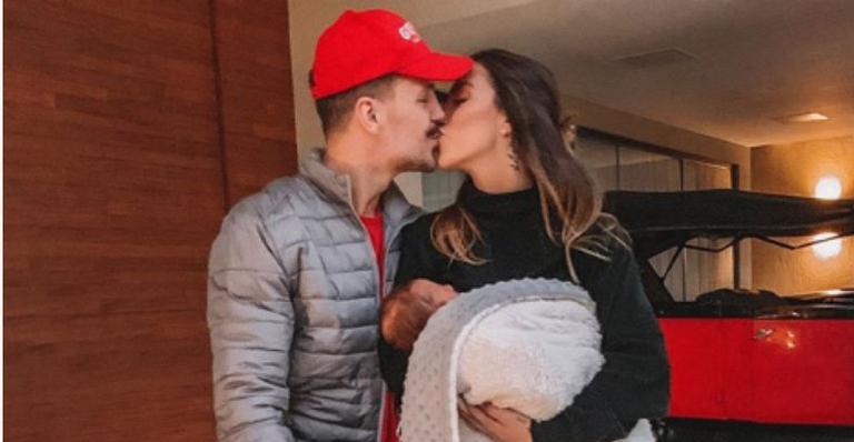 Após rumores de traição, Saulo Poncio e Gabi Brandt aparecem com o filho, Davi