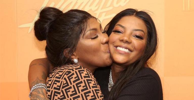 Mãe de Ludmilla renova o bronze com namorado bonitão: ”Amor meu”