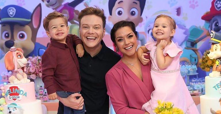 Tatá Fersoza se derrete ao flagrar Michel Teló tocando piano para dois filhos: ”A gente ama!”