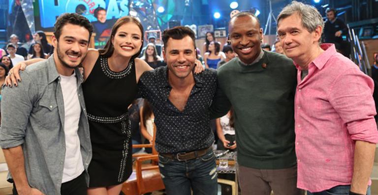 Ator da Globo chama atenção ao mostrar marido gato na internet