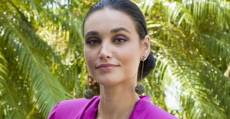 Débora Nascimento revela se já beijou alguém do mesmo sexo