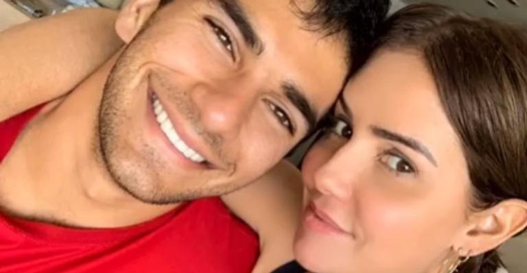 Com barriga trincada, Deborah Secco é flagrada saindo da academia em clima romântico com Hugo Moura
