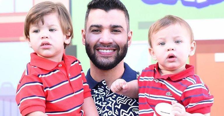 Andressa Suita se derrete ao flagrar Gusttavo Lima ensinando o caçula a tocar piano
