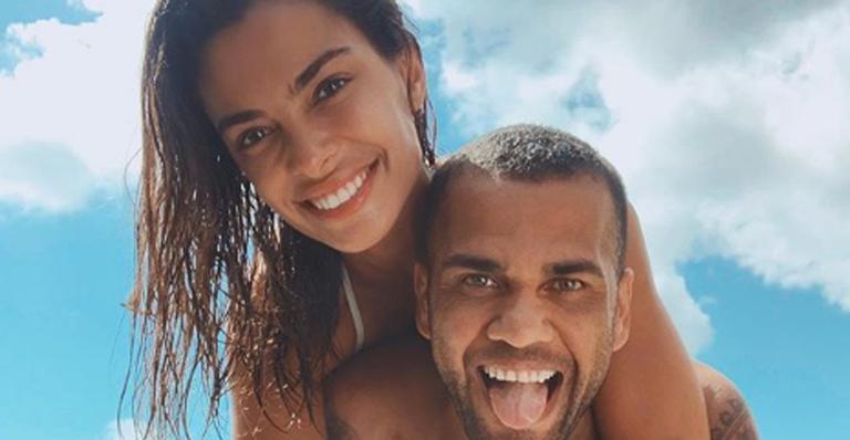 Mulher de Daniel Alves eleva a temperatura ao posar de body fio dental