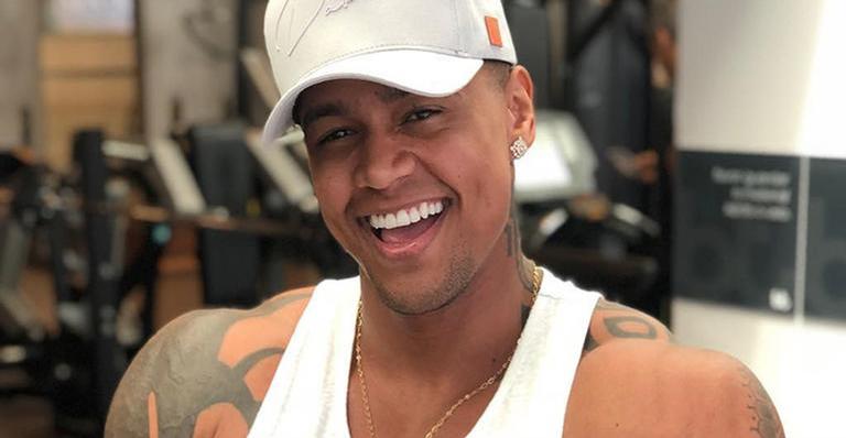 Leo Santana ganha apoio dos fãs após polêmica com a cadeira de rodas do pai