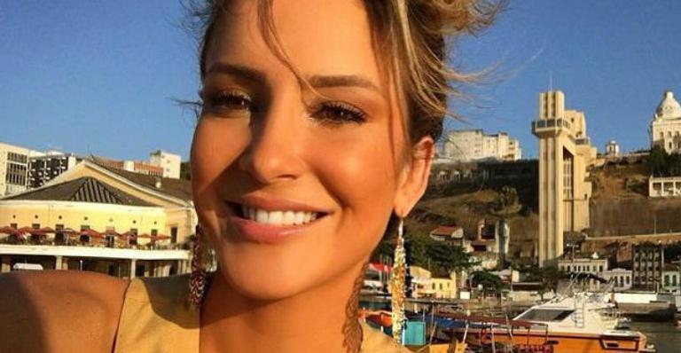 Claudia Leitte compartilha momento íntimo com a filha recém-nascida