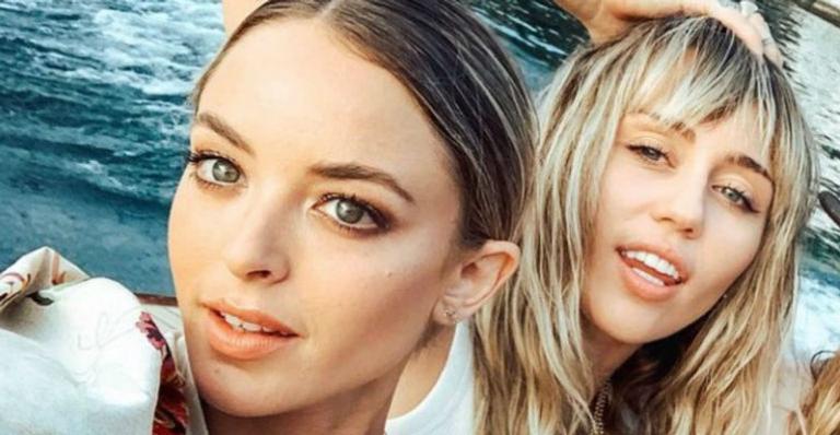 Miley Cyrus faz primeira aparição com a namorada, Kaitlynn Carter