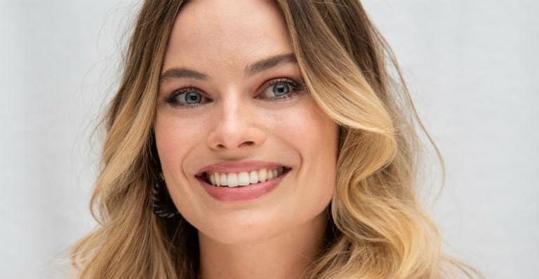 Margot Robbie é vítima de edição de foto e fica sem perna; veja