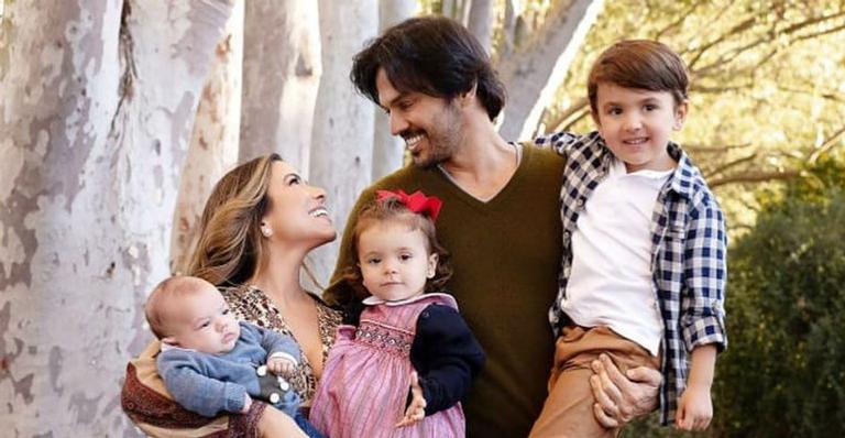 Patricia Abravanel posa para ensaio junto da família e fãs vão à loucura