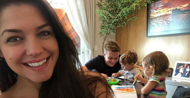 Thais Fersoza, esposa de Michel Teló, animou os seguidores com chegada de novo livro
