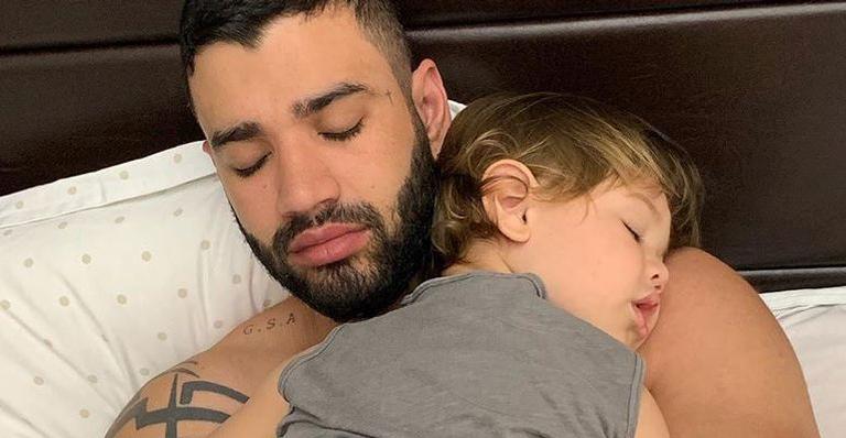 Gusttavo Lima se derrete ao flagrar o filho de 2 anos cantando sua música: ”Zerei a vida!”