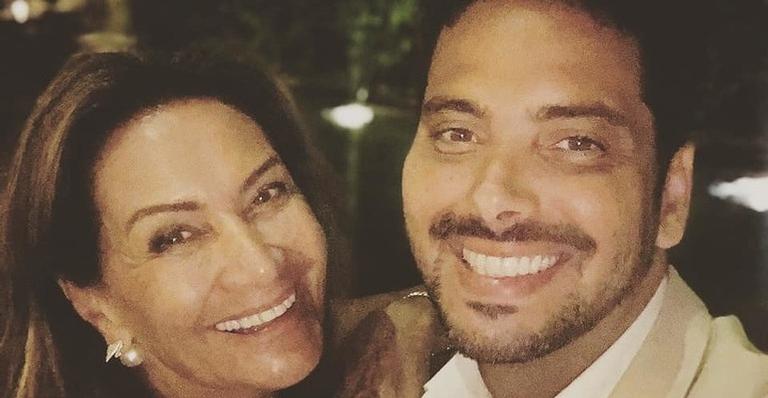 Após noivado, ex-BBB Ieda comemora 1 ano de namoro com advogado 36 anos mais novo