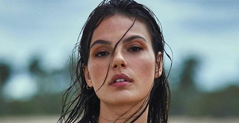Isis Valverde sensualiza com biquíni tomara que caia e web pega fogo: ”Que isso!”