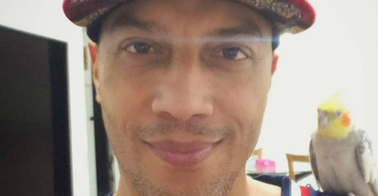 Vocalista do Sampa Crew exibe hematomas de acidente ao lado da mulher grávida