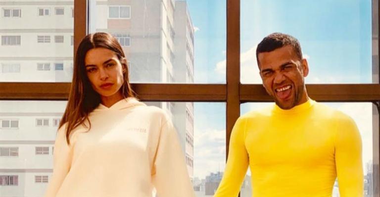 Mulher de Daniel Alves chega a São Paulo e aproveita ao lado do marido