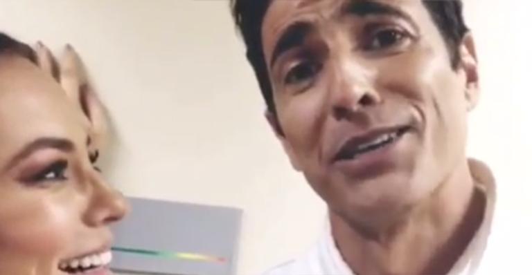 Reynando Gianecchini é flagrado só de roupão e quase mostra demais