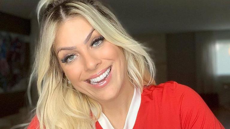 Renata Fan sensualiza de biquíni e exibe corpão nas redes sociais