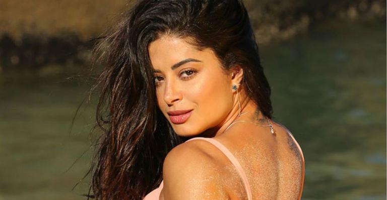 Aline Riscado faz a temperatura subir empinando o bumbum só de biquíni