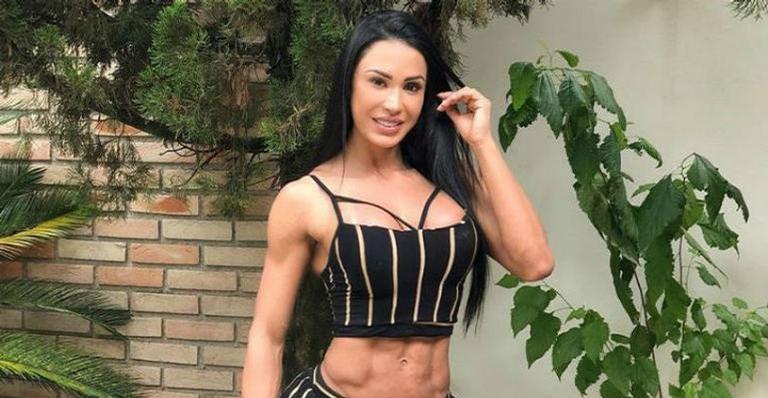 Gracyanne Barbosa faz alongamento sensual e bumbum gigante se destaca