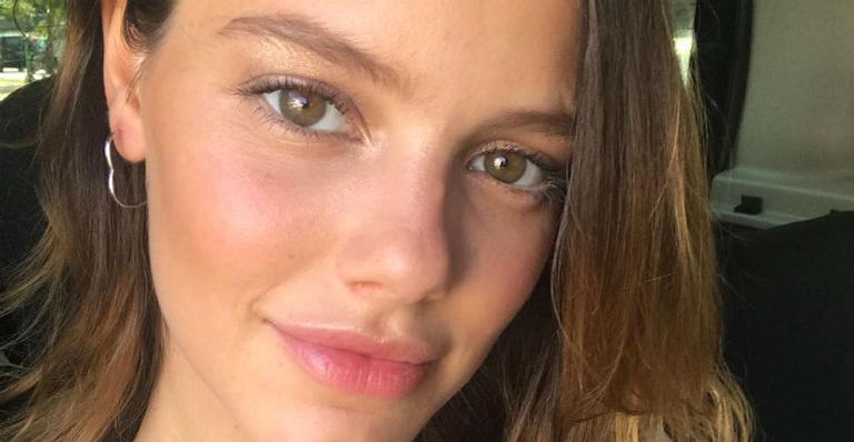 Laura Neiva exibe barrigão de 6 meses ao lado de mãe e irmã