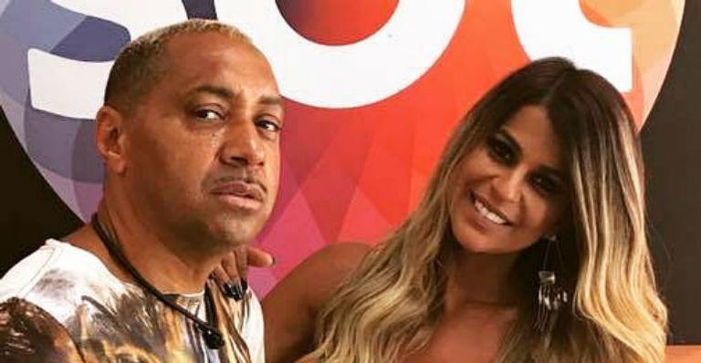 Esposa de Tiririca posa de biquíni e comemora aniversário de casamento: ”22 anos de união”