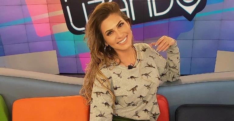 Lívia Andrade dispensa sutiã e look sensual provoca internautas