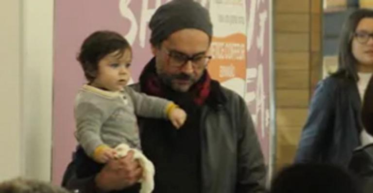 Alexandre Nero faz rara aparição com os filho em shopping no Rio