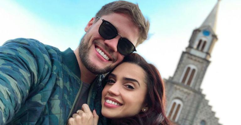 Lembra deles? Ex-BBBs Breno Simões e Paula Amorim curtem viagem agarradinhos