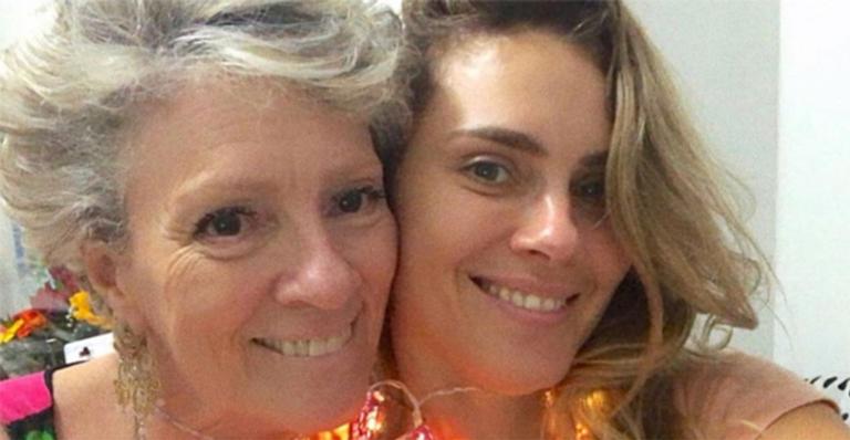 Carolina Dieckmann anuncia morte da mãe com relato emocionante: ”Coração queimando de dor”