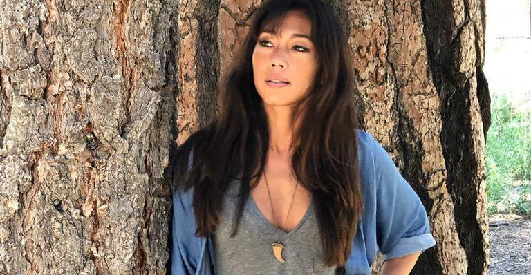 De biquíni, Danni Suzuki exibe entradinha sarada da barriga e impressiona