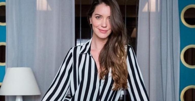 Após ligação misteriosa, Fabiana morre esfaqueada dentro de igreja em ‘A Dona do Pedaço’