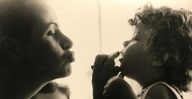 Filhas de Fernanda Young emocionam com lembranças da mãe